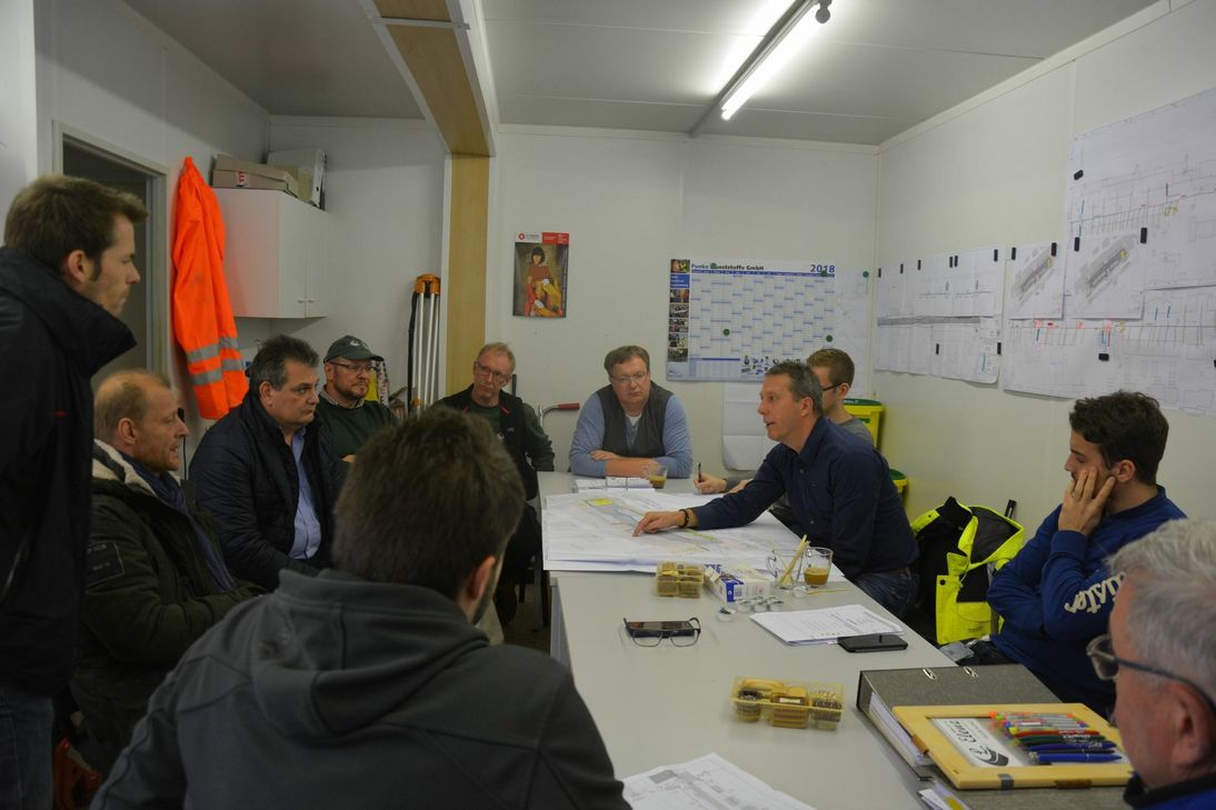 Bauanlaufbesprechung des verantwortlichen Planungsbüros Paulus & Partner mit den Firmen L. Elenz GmbH & Co. KG und Innogy SE sowie den Verbandsgemeindewerken, der Verbandsgemeindeverwaltung und dem Quartiersmanagement. Foto: VG Konz