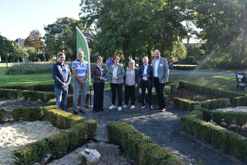 Posierten für das Pressefoto im Barfußpfad des »Gesundheitsparcours für Jung und Alt« (v.li.): Sebastian Duif (Regionalmanager/Geschäftsführer LAG Zülpicher Börde), Bürgermeister Ulf Hürtgen,  Dr. Bernardette Schwarz-Boenneke (Erzbistum Köln),  Carla Neisse-Hommelsheim (Vorsitzende der LAG Zülpicher Börde), Gabriele Münch (Verwaltungsleiterin St.-Nikolaus-Stift), Bruno Schall und Schulleiter Klaus Drotbohm. Foto: Scholl