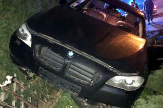 Ein mit zwei Personen besetztes Auto ist in den Vorgarten eines Hauses in Bad Kreuznach gefahren. Fotos: Feuerwehr