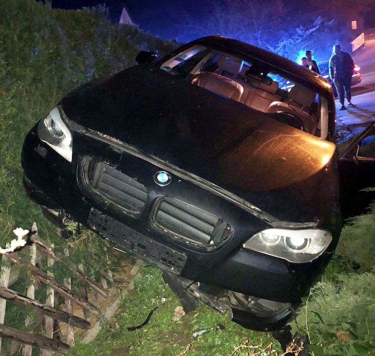 Ein mit zwei Personen besetztes Auto ist in den Vorgarten eines Hauses in Bad Kreuznach gefahren. Fotos: Feuerwehr