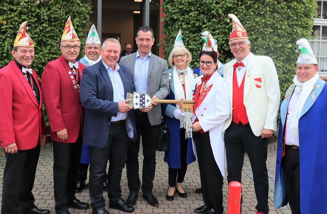 Oberbürgermeister Emanuel Letz und Bürgermeister Thomas Blechschmidt freuen sich, dass nun endlich die "gewohnte Ordnung" wiederhergestellt ist.