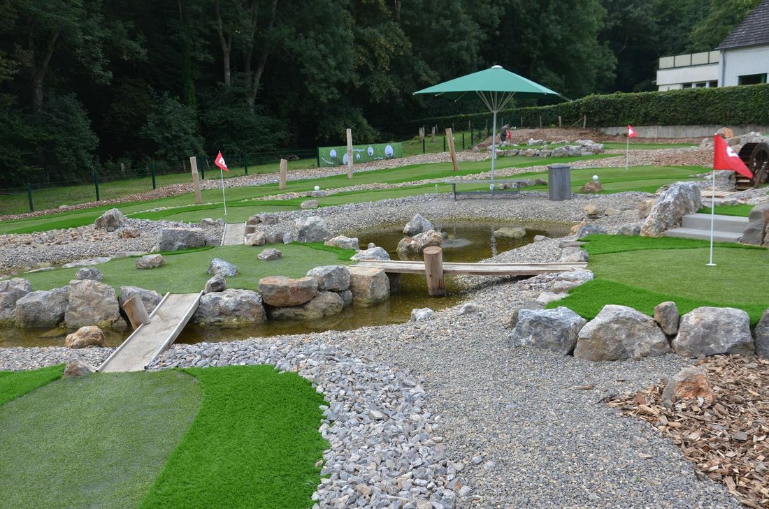 Präzision ist gefragt, damit der Golfer nicht vom Kurs abkommt. Sonst könnte es für Spieler und Ball nass werden.