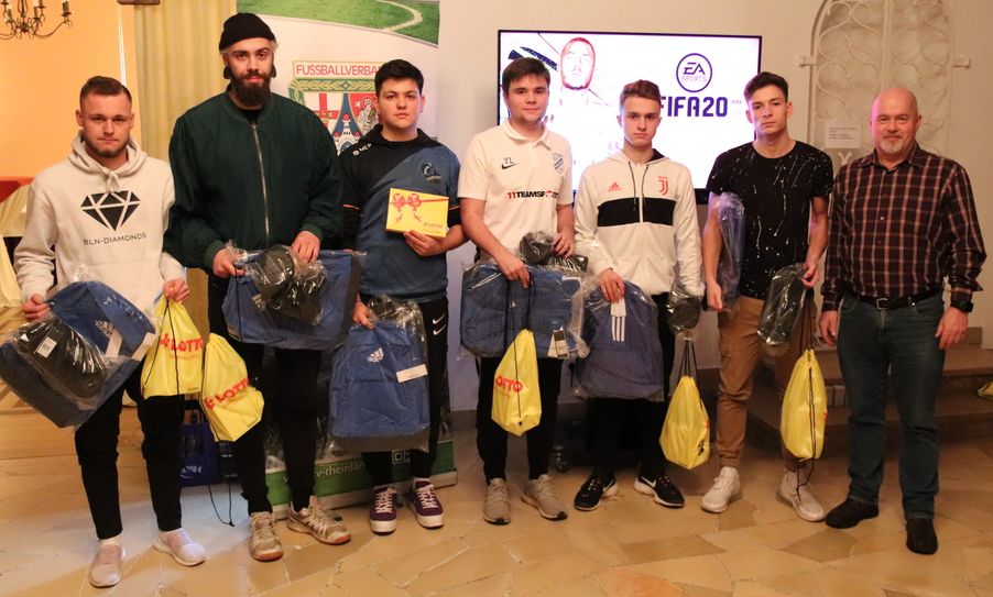 Yannik Heidger (2. v. l.) und Colin Czaja (links) von der Spvgg Cochem belegten beim 2. FVR-E-Soccer-Cup den zweiten Platz.