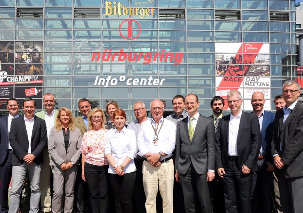 Dr. Karl-Josef Schmidt, Leiter der Stabsstelle Strategie & Unternehmensentwicklung der »Nürburgring 1927 GmbH & Co. KG« (Dritter v. r.; vordere Reihe), Prof. Dr. Peter König, Hochschule Trier, Stellvertretender Vorsitzender (Erster v. l., vordere Reihe), und weitere Gründungsmitglieder der »Nürburgring Akademie«. Foto: FF