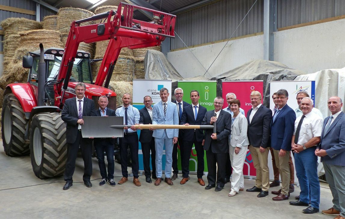 Landrat Dr. Alexander Saftig (8. von links) und Dr. Lothar Oelert (links), Leiter der Hauptregion Rheinland-Pfalz der "innogy", freuen sich über den Spatenstich auf den Solliger Höfen.