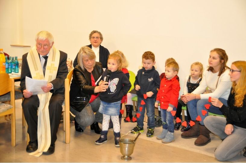 Die Kinder der Kalterherberger »Bärenhöhle« mit Leiterin Karla Engels (Hintergrund) beim Tag der offenen Tür im Januar. Foto: Privat
