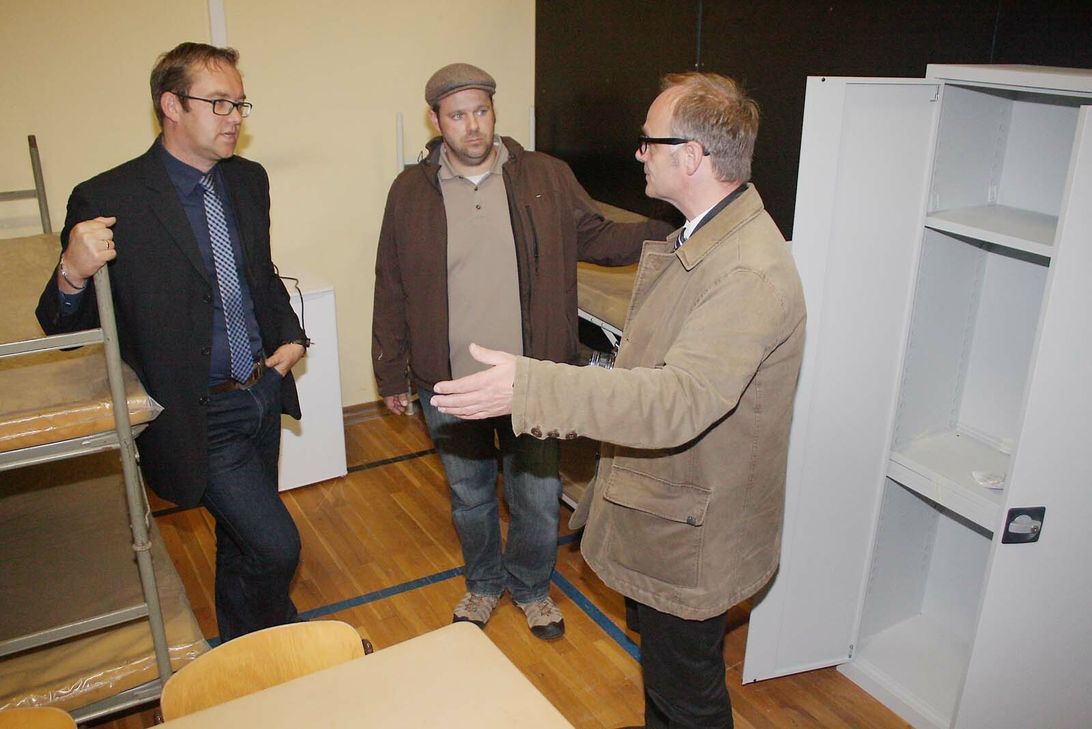 Der städtische Erste Beigeordnete Thomas Hambach, der städtische Gebäudemanager David Esch und Pfarrer Michael Stöhr (von links) überlegen schon, wie weitere Unterkünfte für Flüchtlinge geschaffen werden können. Foto: Steffi Tucholke/pp/Agentur ProfiPress