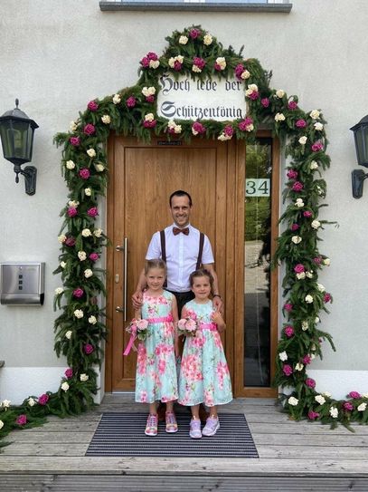 Schützenkönig Andreas Henn feierte mit seinen Töchtern und der Kesternicher Bevölkerung.