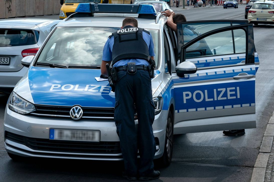 Polizei und Rettungskräfte sind rund um die Uhr im Einsatz für jeden von uns – und doch werden sie mitunter an ihrer Arbeit gehindert, beleidigt oder angegriffen. Das kann psychisch stark belasten. Foto: Imago/Chromorange