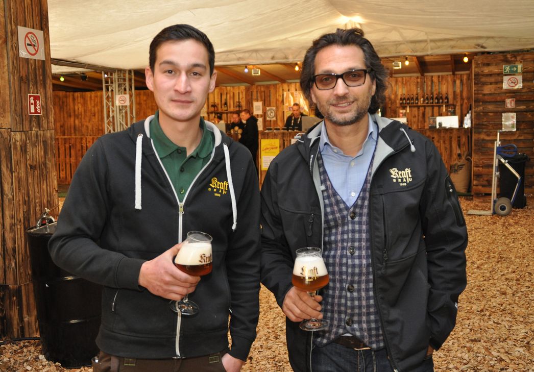 Sebstian Nguyen und Klaus Tonkaboni von der Kraft-Bräu-Brauerei freuen sich auf ein familiäres Festival. Foto: Scholl