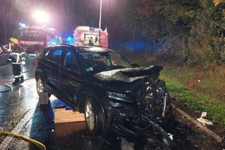 Zu schnell und mit Alkohol im Blut: Das leichtsinnige Überholmanöver eines 46-jährigen Autofahrers kostete eine 60-Jährige gestern Abend das Leben.