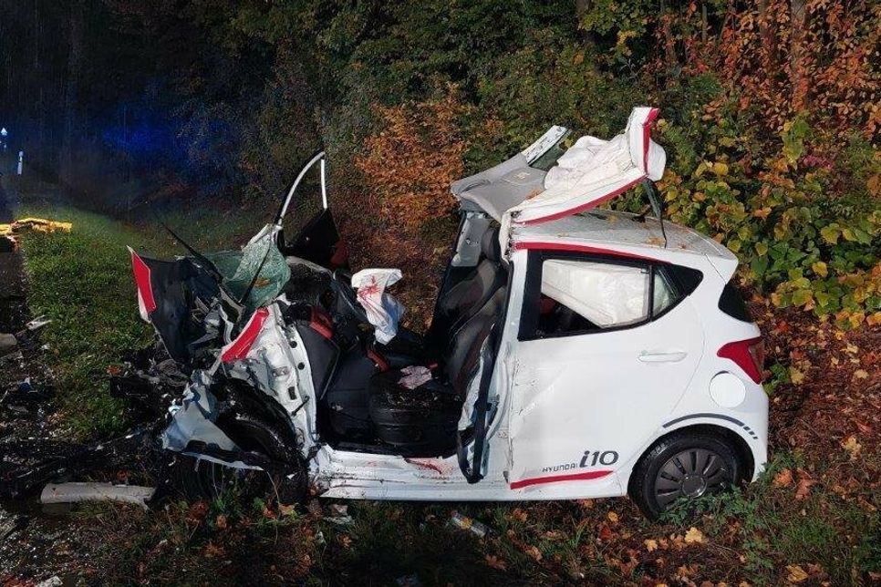 Zu schnell und mit Alkohol im Blut: Das leichtsinnige Überholmanöver eines 46-jährigen Autofahrers kostete eine 60-Jährige gestern Abend das Leben.
