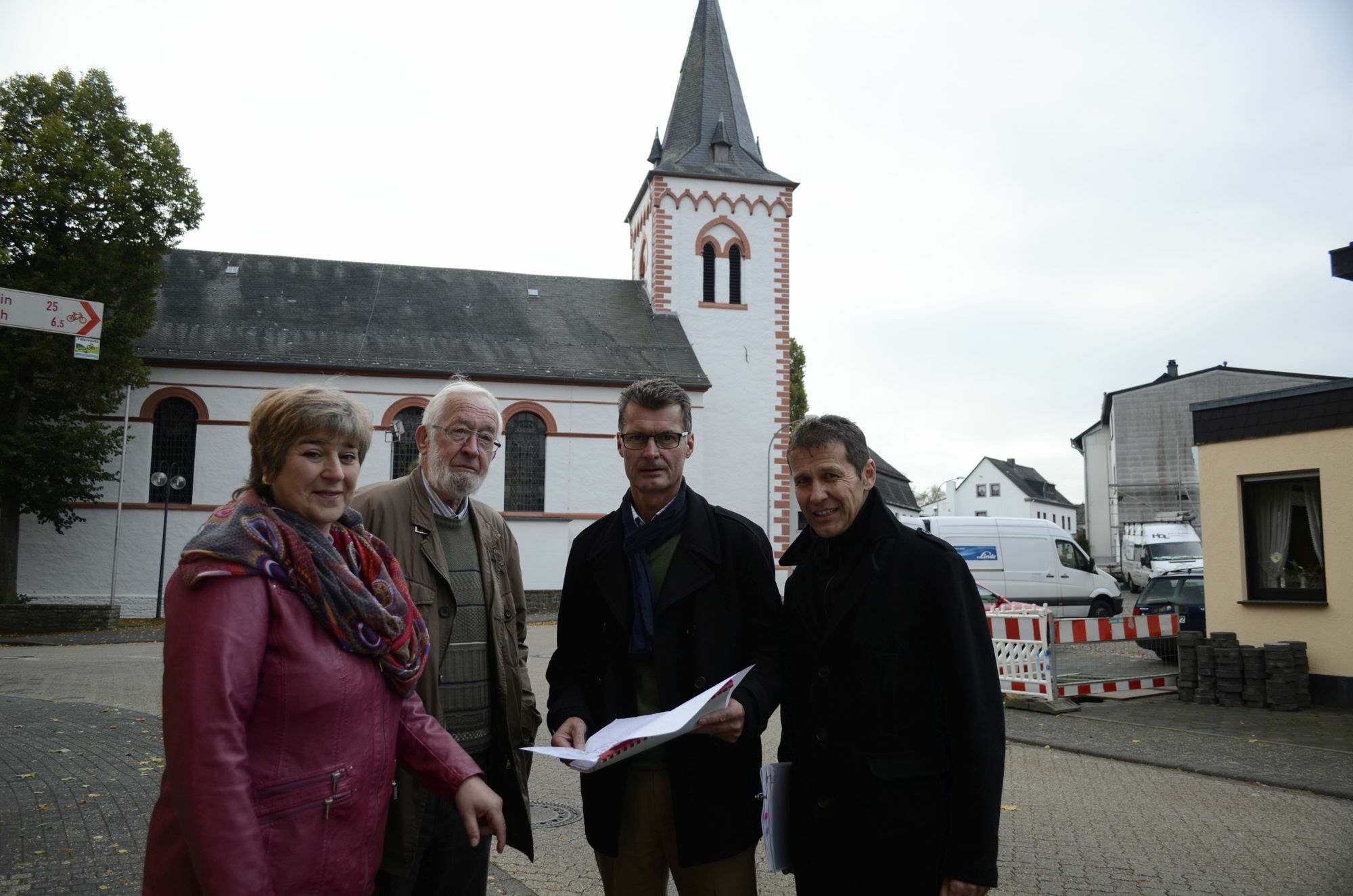 Die Ortsbügermeisterin Marita Schramm (v.li.), Hans Josef Schmitt als Vorsitzender des Bauausschusses, Dahlems Bürgermeister Jan Lambach und Erwin Bungartz, bei der Gemeinde als Leiter für das  Projekt zuständig, sind begeistert über den Zuspruch aus der Bevölkerung. mn-Foto