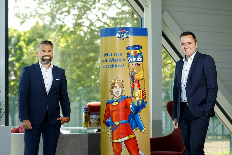 Martin Schulz (links), Leiter Marketing bei GdB, und László Marlon Jacobi, Leiter Trade-Marketing, sind stolz auf die Auszeichnung der Prinzen Rolle als "Top-Marke 2020".