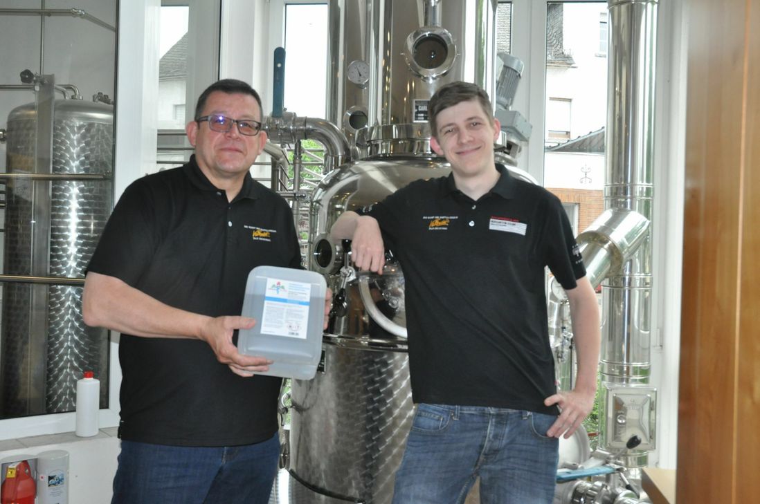 Hubertus Vallendar (links) und sein Sohn Mario sind überzeugt, dass sie mit der kurzfristigen Produktion von Desinfektionsmitteln ein "systemrelevantes Produkt" in einer Engpass-Situation– zu Beginn der Corona-Krise – preisstabil zur Verfügung stellen konnten.