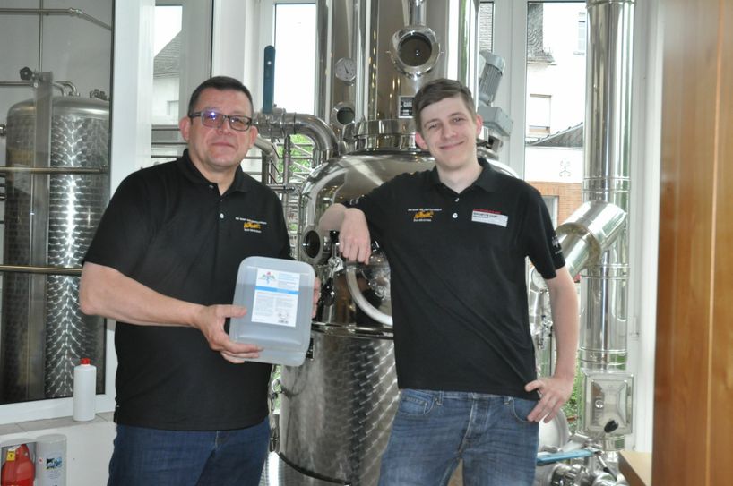 Hubertus Vallendar (links) und sein Sohn Mario sind überzeugt, dass sie mit der kurzfristigen Produktion von Desinfektionsmitteln ein "systemrelevantes Produkt" in einer Engpass-Situation– zu Beginn der Corona-Krise – preisstabil zur Verfügung stellen konnten.