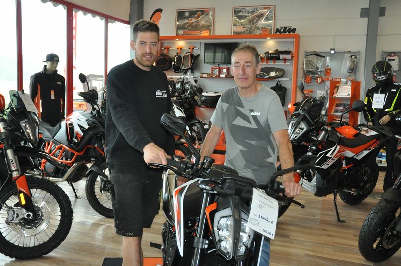 Charly Schmitt (rechts) und sein Sohn Kevin wollten nach den Corona-Lockerungen durchstarten, wurden aber von der Kfz-Zulassungspraxis ausgebremst.