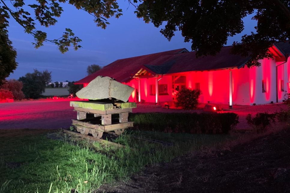 Das Bürgerhaus wurde rot illuminiert. Fotos: Otto