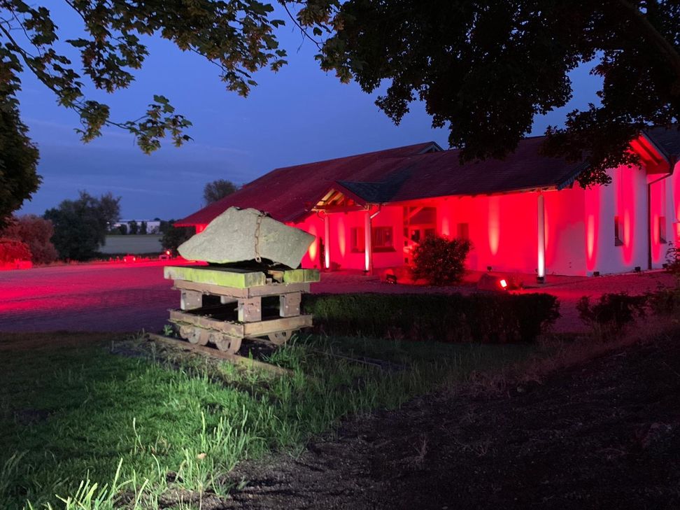 Das Bürgerhaus wurde rot illuminiert. Fotos: Otto