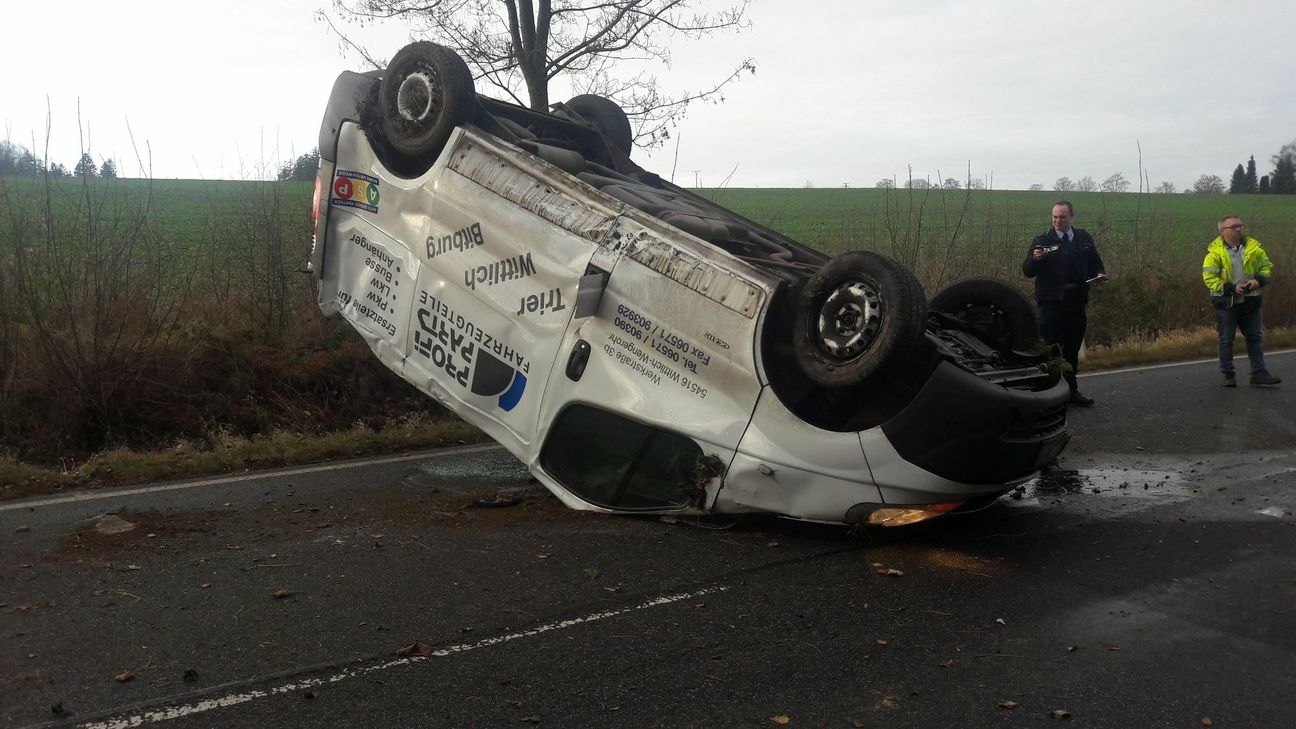 Der Fahrer eines Lieferwagens hat sich am Freitagnachmittag auf der B 268 zwischen Trier und Zerf mit seinem Fahrzeug überschlagen. Zeitweilig war die Bundesstraße voll gesperrt. Foto/Video: Agentur Siko