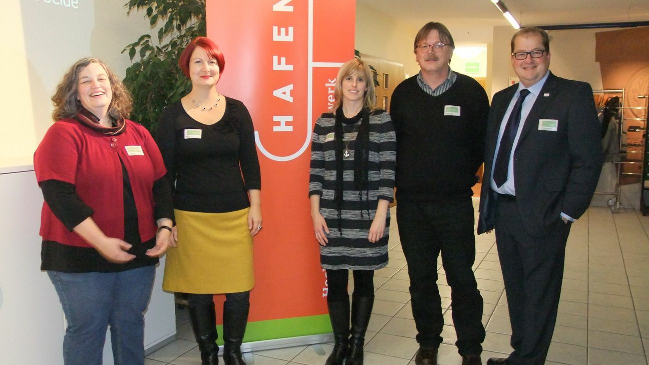 Unser Foto zeigt die Steuerungsgruppe, bestehend aus v.l.: Pastoralreferentin Gudrun Jocher,  Dekanat Hermeskeil-Waldrach, Sandra Steffens, Leiterin der Kita gGmbH Gesamteinrichtung Hermeskeil-Waldrach, Koordinatorin Karin Alt,  Diakon Andreas Webel und Dechant Clemens Grünebach, Pfarrer der Pfarreiengemeinschaft Hermeskeil bei der Projektvorstellung im November 2013. Foto: Archiv/Fischer