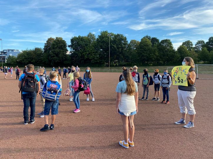 Die Einschulung der 148 neuen Schüler an der IGS Kastellaun fand wegen der Corona-Hygienemaßnahmen mit einer kurzen Begrüßung auf dem Sportplatz statt. (Fotos: IGS Kastellaun)