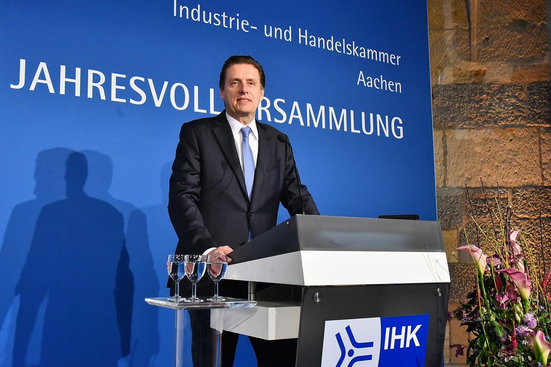 Duale Ausbildung, Braunkohleausstieg und die Zukunft Europas: IHK-Präsident Wolfgang Mainz spricht vor etwa 450 Gästen im Krönungssaal des Aachener Rathauses über die aktuellen Herausforderungen der Wirtschaft. Foto: Andreas Herrmann
