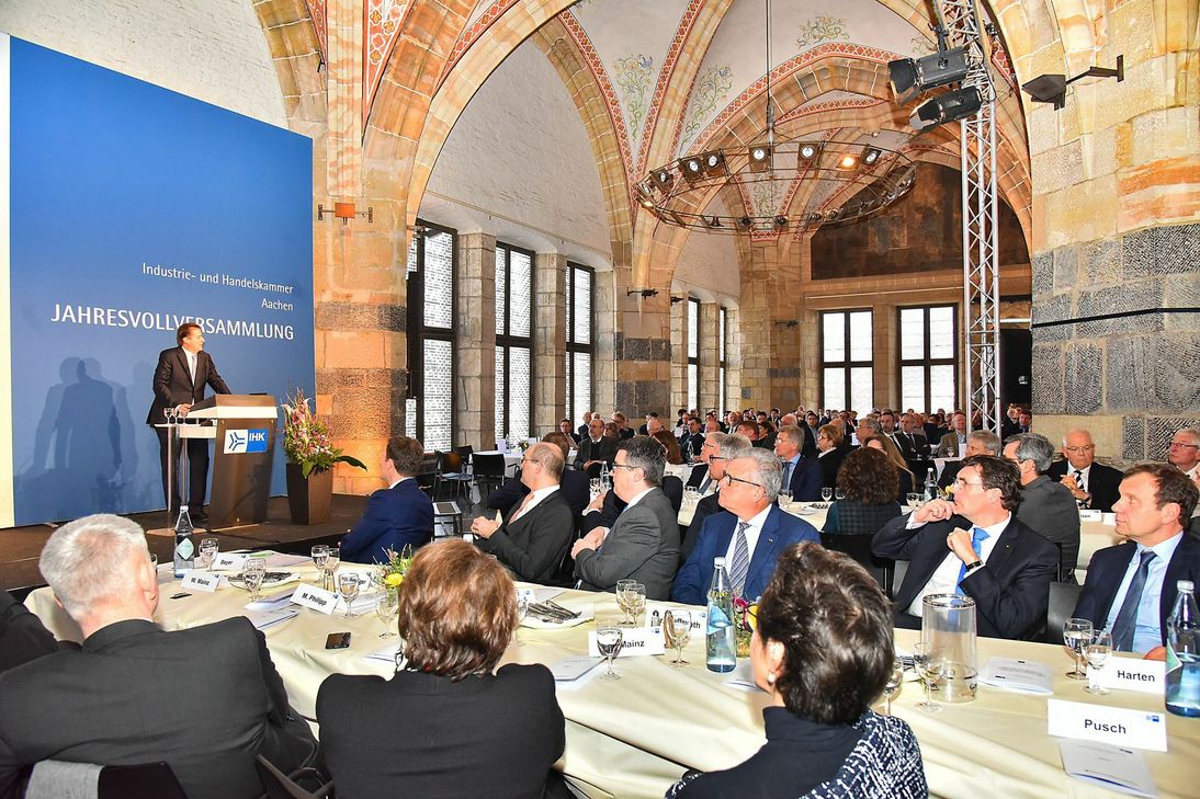 Duale Ausbildung, Braunkohleausstieg und die Zukunft Europas: IHK-Präsident Wolfgang Mainz spricht vor etwa 450 Gästen im Krönungssaal des Aachener Rathauses über die aktuellen Herausforderungen der Wirtschaft. Foto: Andreas Herrmann
