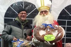 Erfreut und überrascht: Herbert Wilden erhielt für sein 25-jähriges St. Martins-Jubiläum von Stefan Junker ein Geschenk für sein ehrenamtliches Engagement.