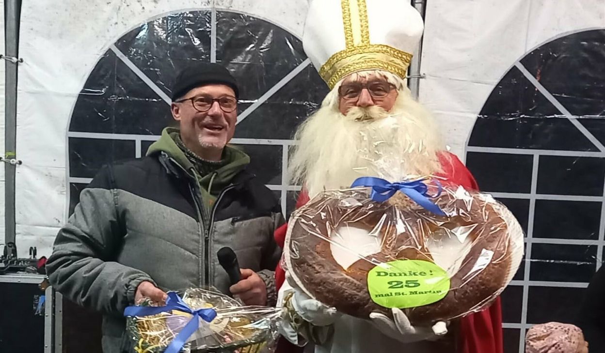 Erfreut und überrascht: Herbert Wilden erhielt für sein 25-jähriges St. Martins-Jubiläum von Stefan Junker ein Geschenk für sein ehrenamtliches Engagement.