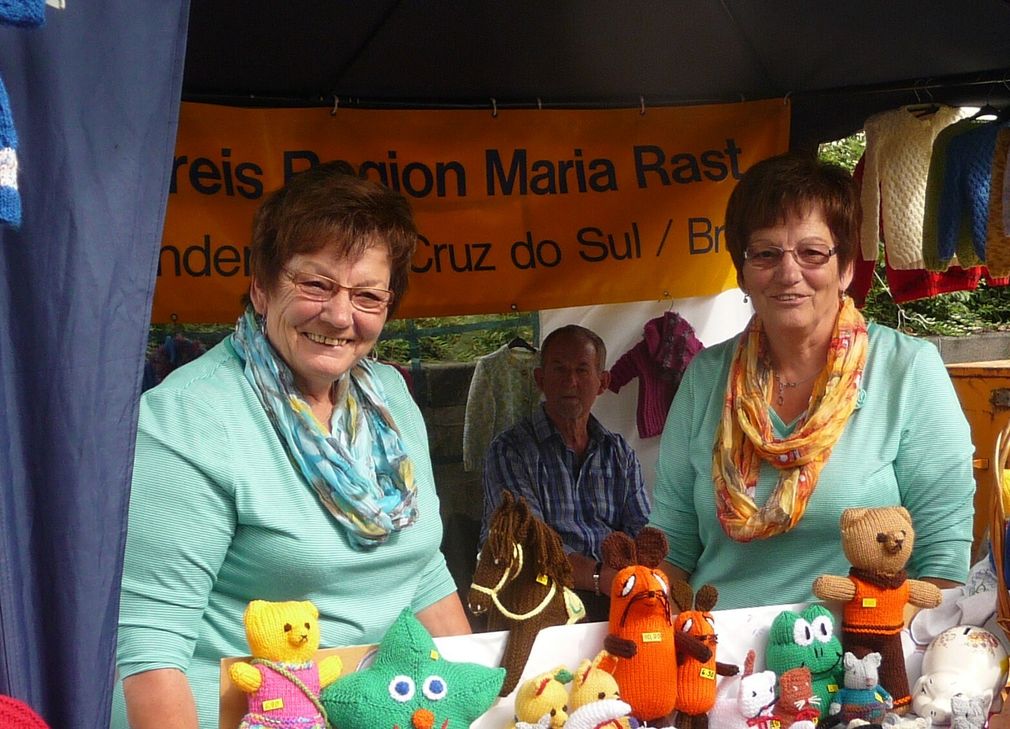 Verkaufen Wollsachen für ein Schulprojekt in Uganda: Die Zwillingsschwestern Brigitte Wilms und Renate Ruffieux. Foto: Privat