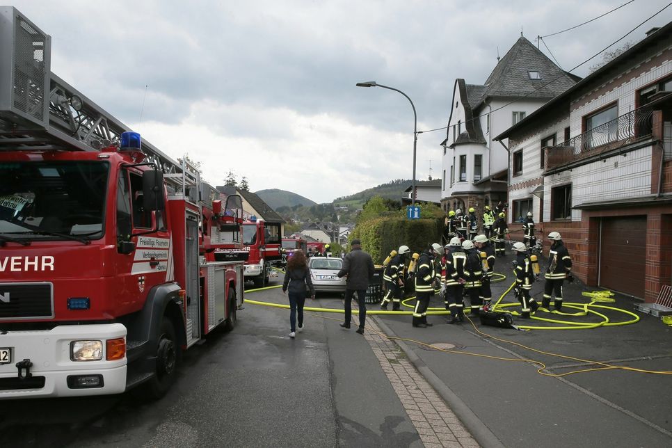 Die Feuerwehren aus Adenau und Antweiler waren mit einem großen Aufgebot im Einsatz. Foto: Werner Dreschers