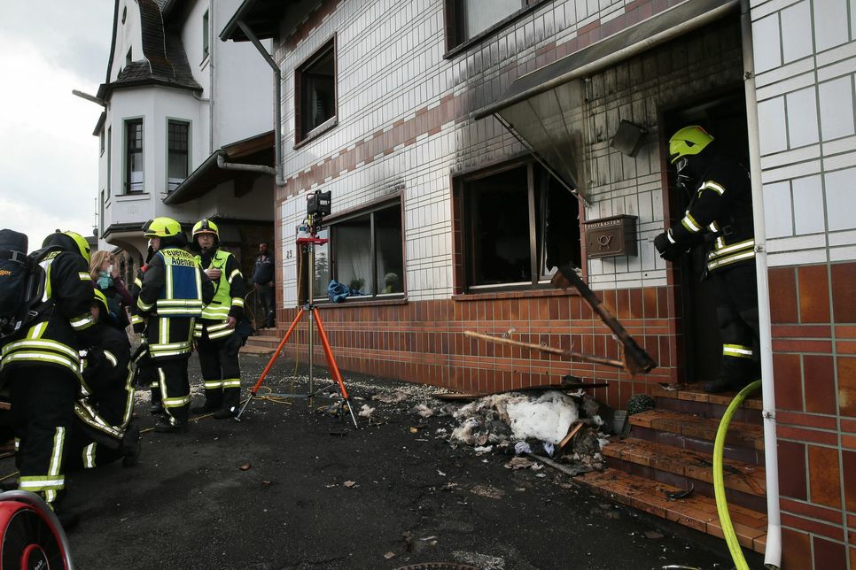 Der Brand richtete in dem Haus erheblichen Schaden an. Foto: Werner Dreschers