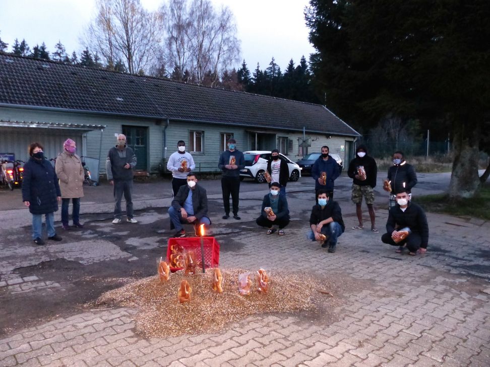Der Arbeitskreis Langschoß hatte für die Menschen in der Simmerather Flüchtlingsunterkunft eine Überraschung parat: Zum Martinstag gab es jede Menge Weckmänner.  Foto: Hoffmann