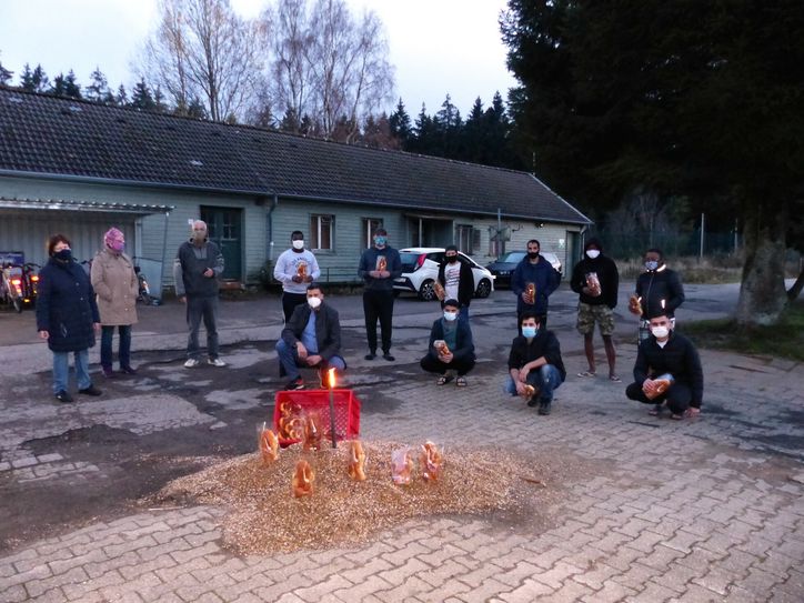 Der Arbeitskreis Langschoß hatte für die Menschen in der Simmerather Flüchtlingsunterkunft eine Überraschung parat: Zum Martinstag gab es jede Menge Weckmänner.  Foto: Hoffmann
