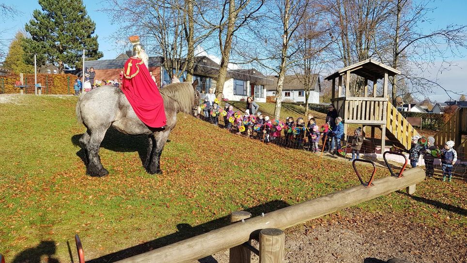 St Martin besuchte auf Abstand Kindergarten und Schule in Mützenich. Foto: Huppertz