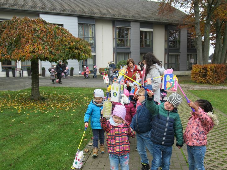 Kinder der profinos Kita Arche Noah erleben ein freudiges Geben und Nehmen am Martinstag. Foto: Junker