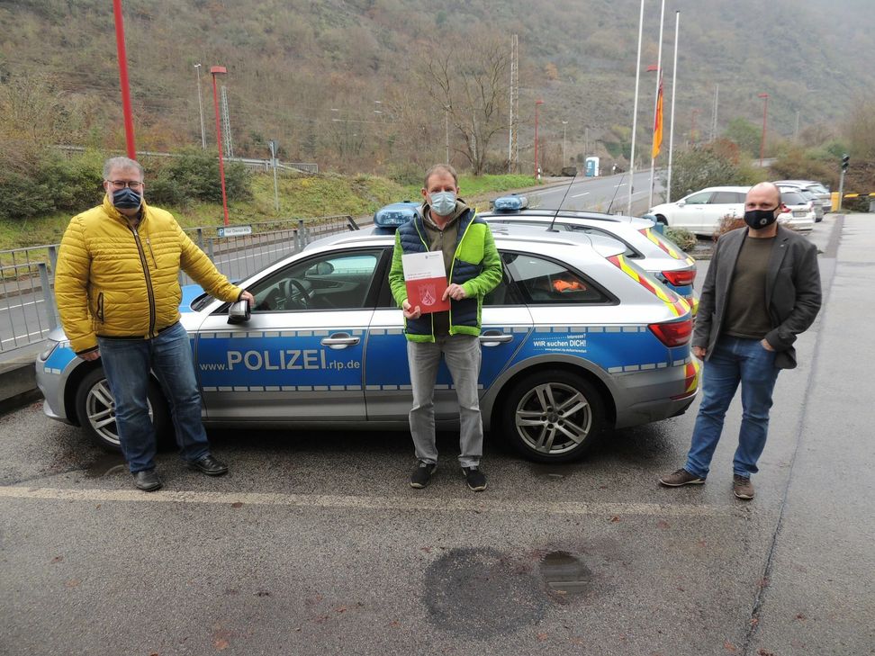 Reiner Zenz (Mitte) mit dem stellvertretenden Inspektionsleiter, Erster Kriminalhauptkommissar Lothar Wecker (links), und  Kriminalhauptkommissar Norbert Flick (rechts).