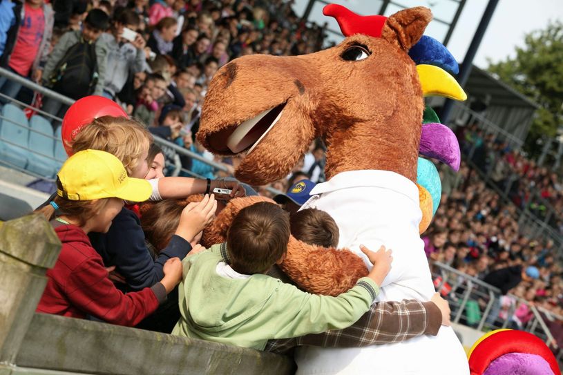 Auch beim diesjährigen CHIO-Kindertag wird, wie in den Vorjahren, Maskottchen Karli sicher wieder im Mittelpunkt stehen. Am 17. Juli werden wieder rund 2.000 Kinder in der Soers zu einem tollen Programm erwartet. Foto: Michael Strauch