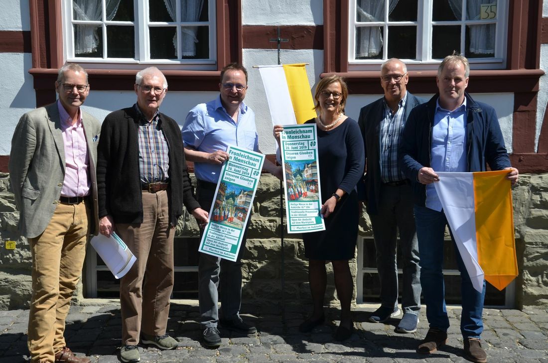 Vertreter der Kirchen, der MONEV, Historiker Manfred Brandenburg  (2.v.l.) und Ortsvorsteher Georg Kaulen (2.v.r.) freuen sich auf ein »modernes« Fronleichnamsfest in der Monschauer Altstadt. Foto: T. Förster