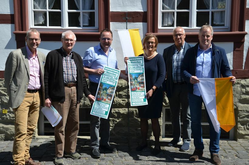 Vertreter der Kirchen, der MONEV, Historiker Manfred Brandenburg  (2.v.l.) und Ortsvorsteher Georg Kaulen (2.v.r.) freuen sich auf ein »modernes« Fronleichnamsfest in der Monschauer Altstadt. Foto: T. Förster