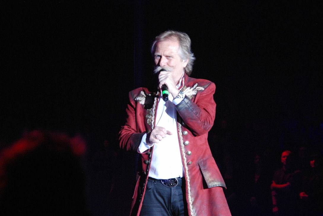 Die Höhner treten immer wieder mit den Artisten in Aktion. Foto: Friedrich