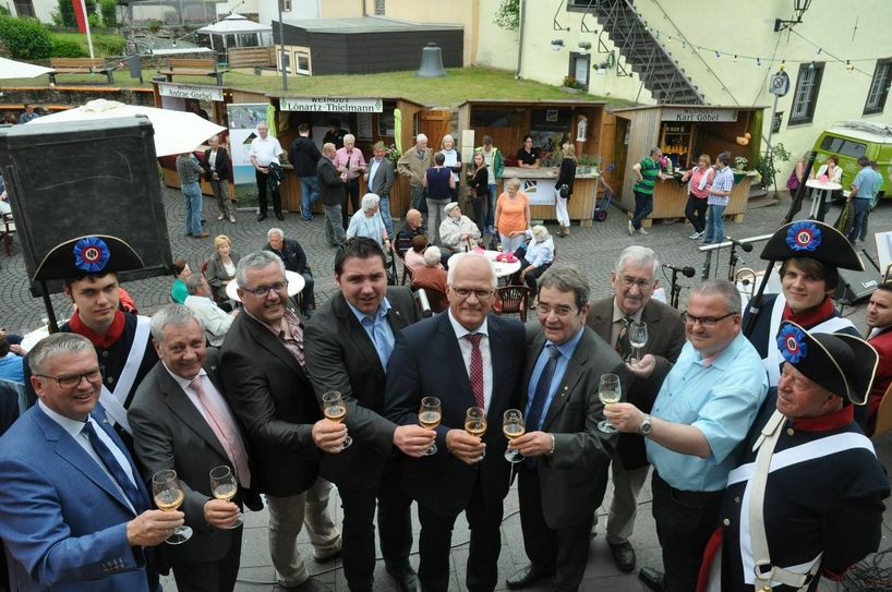 Darauf kann man anstoßen: "Esch hat bereits zweimal erfolgreich Ernst gemacht". Da sollte auch die dritte Auflage eine Gute werden.