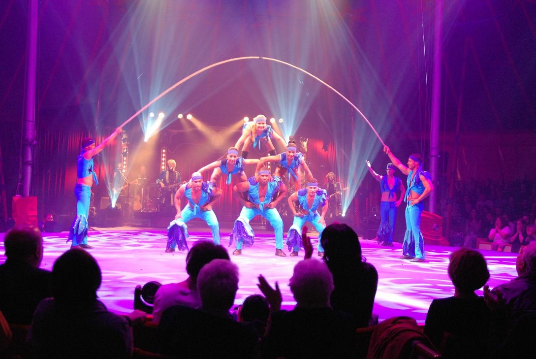 Musiker Jens Streifling interaktiv beim Seilspingen mit Sol de Cuba. Foto: Friedrich