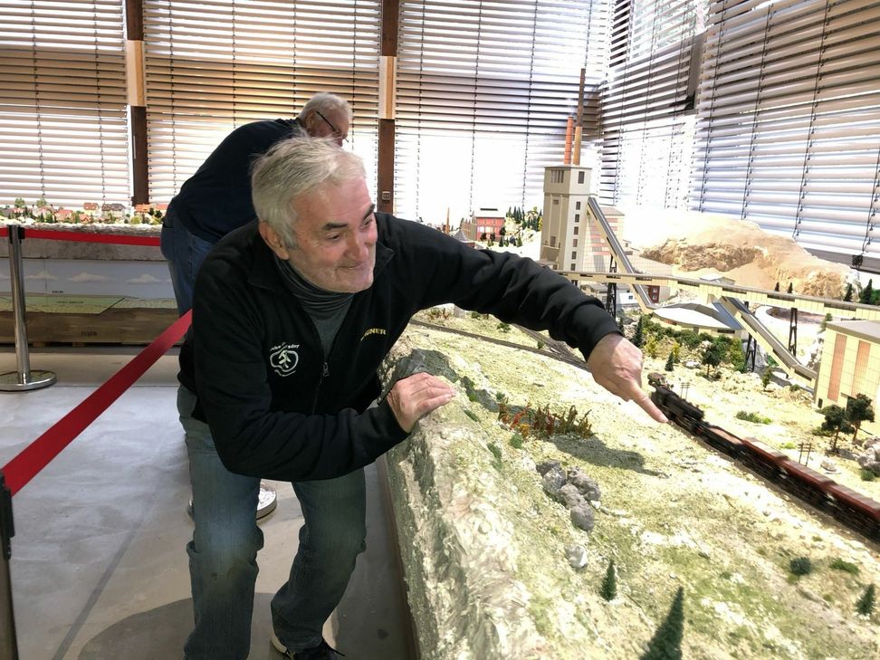 Günter Nießen und viele ehrenamtliche Helfer widmen sich unter anderem der ständigen Verbesserung der großen Modellanlage. mn-Foto