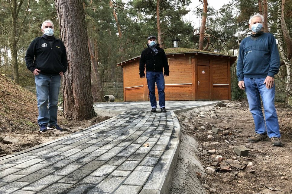 Günter Nießen (v.li.), René Zander und Toni Reitz präsentieren den barrierefreien Zugang von den Museumstoiletten zur Grillhütte. mn-Foto