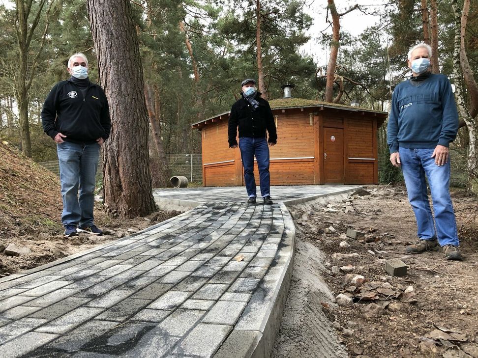 Günter Nießen (v.li.), René Zander und Toni Reitz präsentieren den barrierefreien Zugang von den Museumstoiletten zur Grillhütte. mn-Foto