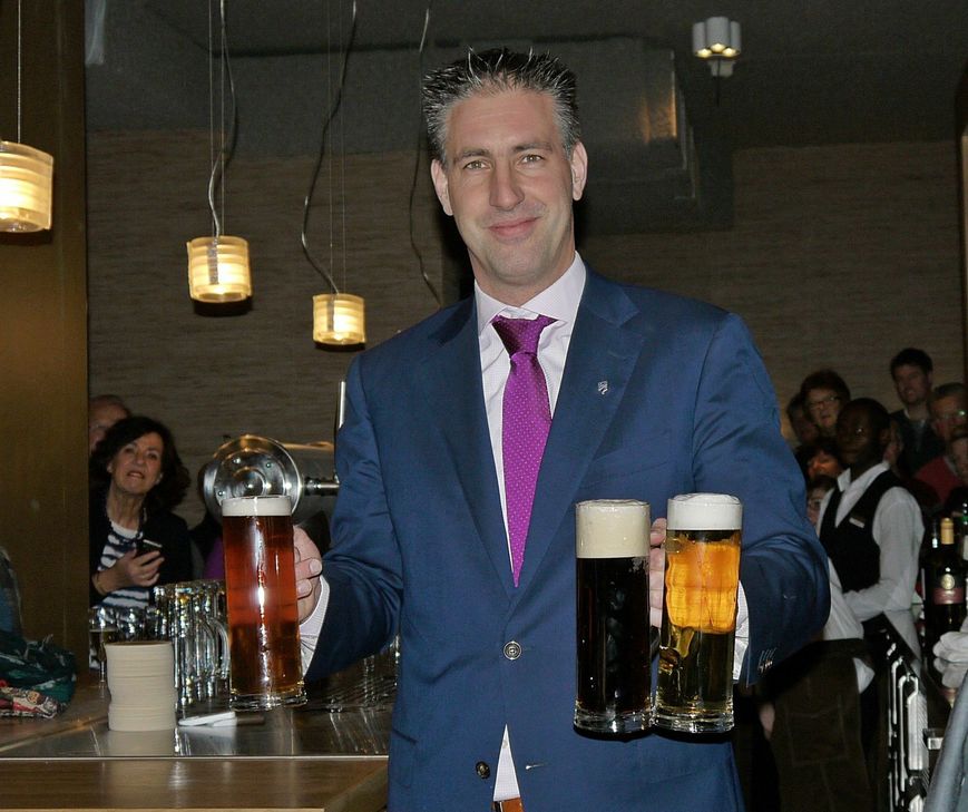 Serge van der Heijden, Manager des Resorts, präsentiert die drei Heimbacher Biersorten.