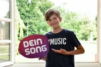 Johannes hört gerne Rock, Punkrock und EDM. Er spielt Schlagzeug. Im Lockdown hat er angefangen auch am DJ-Pult Musik zu machen. Johannes‘ Song »Videospiele« handelt von seinen liebsten Games. In seiner Freizeit spielt er auch gerne Handball oder zeichnet