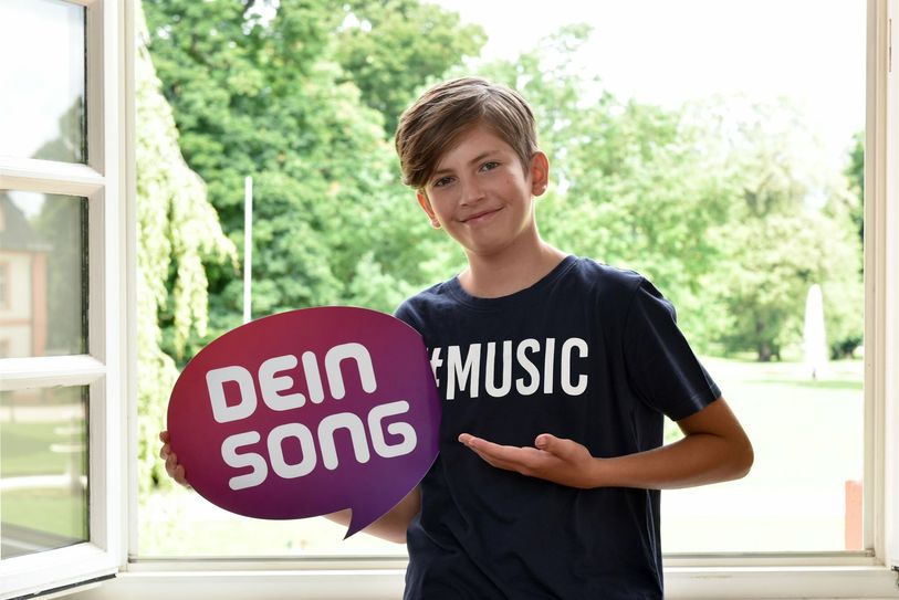 Johannes hört gerne Rock, Punkrock und EDM. Er spielt Schlagzeug. Im Lockdown hat er angefangen auch am DJ-Pult Musik zu machen. Johannes‘ Song »Videospiele« handelt von seinen liebsten Games. In seiner Freizeit spielt er auch gerne Handball oder zeichnet